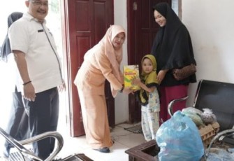 Kepala Dinas Kominfo Kabupaten Asahan Serahkan Bantuan Makanan Tambahan Kepada Anak Stunting