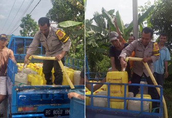 Bhabinkamtibmas Polsek Kotapadang saat Salurkan Air Bersih untuk Warga yang sedang hajatan. 