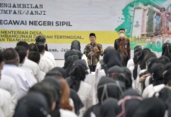 Gus Halim saat mengambil sumpah 299 Calon Pegawai Negeri Sipil (CPNS) Kementerian Desa Pembangunan Daerah Tertinggal dan Transmigrasi (Kemendes PDTT) menjadi PNS, Jumat (24/3/2023). 