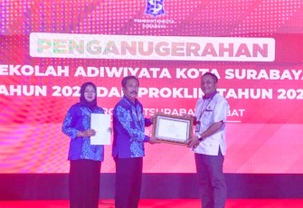 Penganugerahan Adiwiyata di Gedung Sawunggaling Pemkot Surabaya yang diserahkan langsung oleh Kepala Dinas Lingkungan Hidup Kota Surabaya Agus Hebi Djuniantoro, S.T. , M.T kepada Kasatdik SD Hang Tuah 3 Drs. Sapto Hari Utomo.