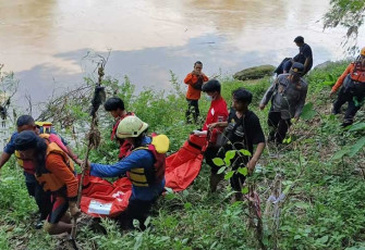 Evakuasi mayat pria tanpa identitas dari aliran sungai Bengawan Solo, usai ditemukan di wilayah Dukuh Dingin, Desa Kemiri, Kecamatan Kebakkramat, Kabupaten Karanganyar, Kamis (4/4/2023). Foto : Istimewa