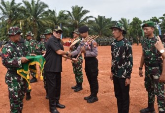 Ketua DPRD BS Serahkan Alat Kerja Kepada Anggota Sargas TMMD 118 Kodim 0408/BS