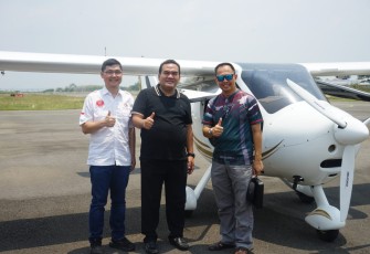 Bupati Blora Arief Rohman foto bersama dengan Danlanud Adi Sutjipto Marsekal TNI Dedy Susanto di Bandara Ngloram.