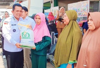 Gubernur Ansar saat Serahkan Bantuan Pangan Cadangan Beras Pemerintah Untuk Kota Batam 