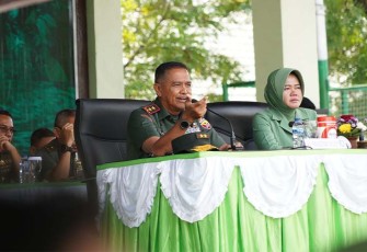 Pangdam IX/Udayana Mayjen TNI Harfendi, S.I.P, M.Sc., didampingi Ketua Persit Kartika Chandra Kirana Daerah IX/Udayana Ny. Tika Harfendi.