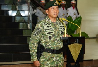 Pangdivif 2 Kostrad saat Pimpin Upacara Sertijab Dandenhub Divif 2 Kostrad dan Tradisi Laporan Korps Pamen Divif 2 Kostrad