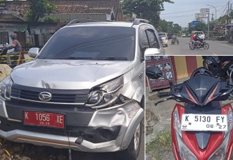  Mobil operasional Camat Cepu mengalami ringsek saat terlibat kecelakaan dengan motor di depan Puskesmas Sambong.