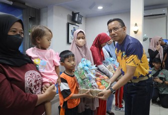 Danlantamal VI  Makassar saat memberikan bingkisan parcel