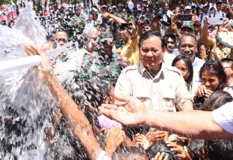 Menhan Prabowo saat Resmikan Titik Air Bersih Besutan Kemhan-Unhan di Maluku Barat Daya