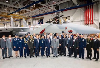 Foto bersama usai Penandatanganan MoU komitmen pembelian 24 Unit Pesawat Tempur F-15EX.