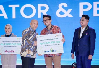 MenkopUKM Teten Masduki dalam acara Entrepreneur Award 2023 di sela gelaran Cerita Nusantara di Jakarta Convention Center (JCC), Selasa (28/11).