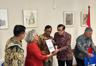 Menkopolhukam RI Mahfud MD dan Menkumham Yasonna Laoly saat temui eks Mahasiswa Ikatan Dinas (MAHID) di Belanda.