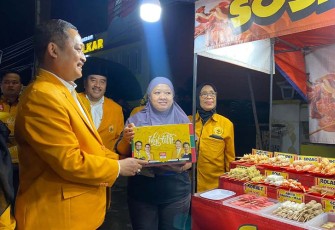 Kodrat Sunyoto saat kegiatan buka bersama jajaran pengurus MKGR dengan anak yatim piatu di Kantor DPRD Partai Golkar Jatim, Selasa (4/4/2023) malam.