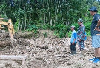 Alat berat dikerahkan mengangkut sejumlah material longsor 