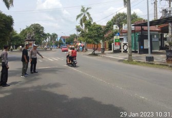 Anggota Satlantas Polres Blora saat melakukan olah TKP aksi balap liar di Cepu yang viral di media sosial.