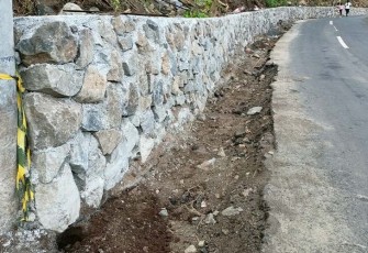 Foto Proyek Tembok Penahan Tanah Dikelurahan Tandurusa tak menggunakan papan proyek