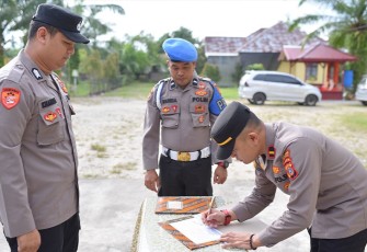 Kapolsek Peureulak Barat dan Anggota saat Tanda Tangani Pakta Integritas