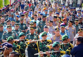 Panglima TNI Jenderal TNI Agus Subiyanto bersama Kapolri Jenderal Polisi Listyo Sigit Prabowo saat mengunjungi Kota Ambon, Sabtu (9/12/2023).