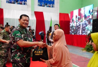 Panglima TNI Laksamana TNI Yudo Margono, S.E.,M.M., saat meninjau Bakti Kesehatan dan Bakti Sosial serta Video Conference kepada seluruh Jajaran TNI-Polri Leting 89 yang tergabung dalam paguyuban Alumni Lembah Tidar (Altar 89) bertempat di Gor Sukapura Dadaha, Kota Tasikmalaya, Jawa Barat, Sabtu (26/8/2023). 