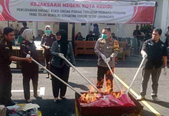 Kajari Kota Kediri saat Musnahkan Barang Bukti 67 Sak Pupuk Palsu