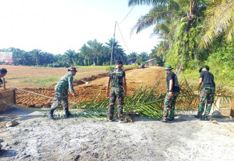 Satgas TMMD menyelesaikan pemasangan gorong-gorong.