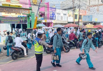 Satlantas Polresta Bengkulu Sebrangkan Siswa Saat Gatur Lalin