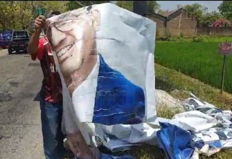 Kader Demokrat sedang menurunkan baliho bergambar Anies Baswedan yang terpasang di salah satu titik lokasi daerah pemilihan di Karanganyar, Jumat (1/9/2023).