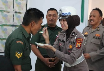 Anggota koramil 409-04 Kepahiang saat disuapi kue kejutan HUT ke-78 TNI dari Polres.