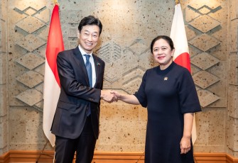 Ketua DPR RI Puan Maharani saat bertemu dengan Menteri Ekonomi, Perdagangan dan Industri Jepang, Yasutoshi Nishimura di Imperial Hotel, Tokyo, Jepang pada Rabu (11/10/2023) malam waktu setempat. 