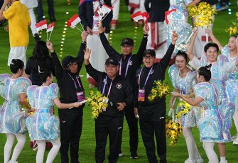 Menteri Basuki saat Pimpin Parade Tim Indonesia di Penutupan Asian Games Hangzhou