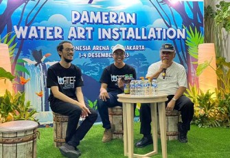 Menteri PUPR Basuki Hadimuljono melakukan peninjauan pada Pameran Water Art Installation yang diselenggarakan oleh Kementerian PUPR di Indonesia Arena, Kompleks GBK-Senayan, Jakarta, Minggu (3/12/2023).