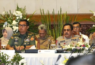 Kasum TNI Letjen TNI Bambang Ismawan, S.E., M.M. saat menghadiri Rapat Koordinasi Karhutla dan Usulan Rakor Polhukam Pembahasan Tentang Peningkatan Upaya Penanggulangan Karhutla Pada Masa El-Nino Tahun 2023, di Auditorium Dr. Soedjarwo, Gedung Manggala Wanabakti Kementerian LHK, Jakarta Pusat, Senin (9/10/2023).