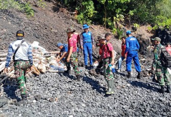 Personil gabungan saat melaksanakan karya bakti bersih-bersih pantai dan laut taman wisata alam (TWA) Batu Angus