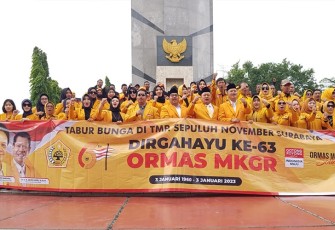 foto bersama usai tabur bunga di Taman Makam Pahlawan (TMP) Mayjen Sungkono, Selasa (3/1/2023). 