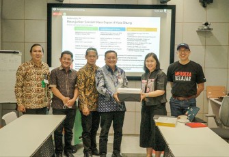 Walikota dan wakil walikota Bitung saat melaksanakan kegiatan kerjasama dengan Google Indonesia