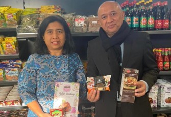 MenKopUKM Teten Masduki bersama Duta Besar RI untuk Indonesia dan Liechtenstein, Muliaman Hadad saat meresmikan Indonesia Trading House atau ITH yang bertempat di toko Pasar Indonesia di Aargau, Swiss.