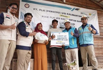 PIKK PLN Nyalakan Listrik Rumah Warga Kurang Mampu di Desa Sungai Rengas