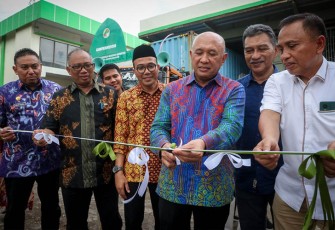 Menteri Teten saat melakukan gunting pita sebagai simbolis peresmian ekspor rumput laut ke China, di Makassar, Sulsel, Sabtu (4/11/2023).