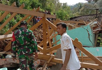 Babinsa Koramil 0801/07 Ngadirojo saat Gotong Royong Bantu Warga.