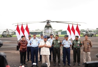 Kasum TNI Letjen TNI Bambang Ismawan, S.E., M.M. mewakili Panglima TNI Jenderal TNI Agus Subiyanto, S.E., M.Si menghadiri penyerahan delapan unit helikopter angkut berat H255M dan satu unit H255M full flight simulator dari Menhan RI kepada Kepala Staf TNI Angkatan Udara Marsekal TNI Fadjar Prasetyo di Lanud Atang Sendjaja Bogor, Jumat (1/12/2023).
