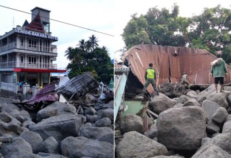 Material berupa bebatuan berukuran besar yang terbawa banjir bandang menimbun permukiman penduduk di Desa Simangalumpe, Kecamatan Baktiraja, Kabupaten Humbang Hasundutan, Sumatera Utara, Sabtu (2/12). Peristiwa banjir bandang yang terjadi pada Jumat (1/12) menyebabkan satu warga meninggal dunia dan 11 lainnya masih dinyatakan hilang