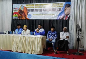 Ketua Fraksi Partai Demokrat DPRD Jatim, Reno Zulkarnaen disambati warga Desa Ambulu Kecamatan Ambulu soal kenaikan harga pangan pokok dan sulitnya mencari pekerjaan.