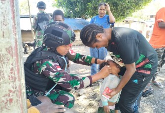 Satgas YR 142/KJ saat Buka Layanan Kesehatan di Rumah Warga