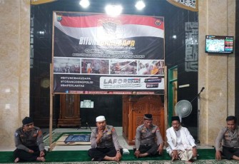 Kapolres Bitung AKBP Alam Kusuma S Irawan, SH.,SIK.,MH saat menggelar Jumat Curhat Bersama Jama'ah Masjid As'Salam Aspol Pinokalan