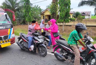 Polsek Peureulak Barat Polres Aceh Timur dan Bhayangkari Berbagi Takjil