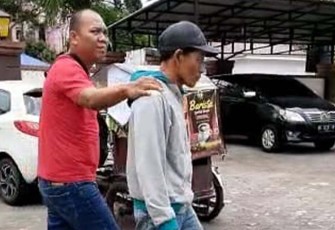 Jukir (kenakan baju putih) saat diamankan polisi