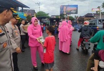 Bhayangkari Pagar Alam saat Gelar Baksos Bagi-Bagi Takjil 