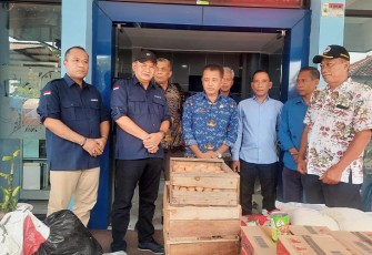  Penyerahan bantuan logistik dari PD Perpamsi Jawa Tengah untuk warga terdampak banjir di Kabupaten Pati, Selasa (17/1/2022).