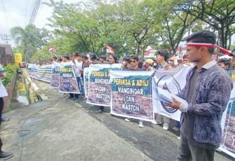 Mahasiswa Samosir saat gelar aksi unjuk rasa di depan Kantor Kejatisu,  Jumat (24/2).