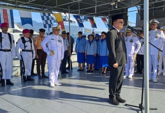 Walikota Bitung saat memimpin upacara Tabur bunga pada peringatan hari Dharma Samudera